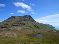 Gluggarnir (610m) und Botnskarðsvatn_Insel Suðuroy